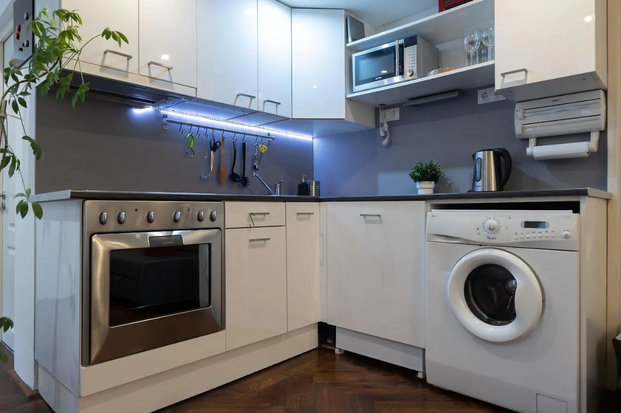 Bright & Shine Apartment Budapest 0*,